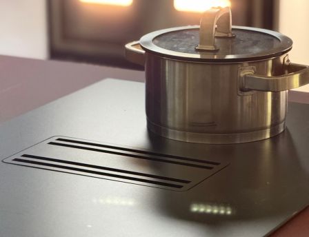 Matte induction hob with extractor – why are architects and investors increasingly choosing this solution?